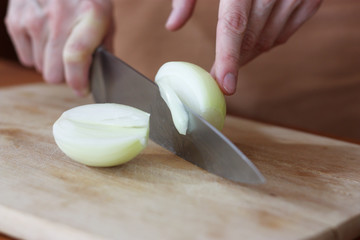cutting onion