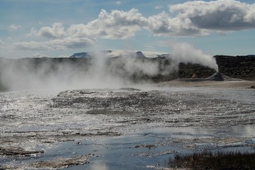 Seltun / Krysuvik (Krýsuvík): Fumarole emit sulphur gas behind geothermal field with puddles of hot water