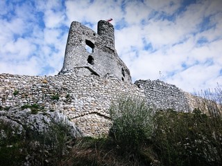 Ruiny zamku w Mirowie na Jurze Krakowsko-Częstochowskiej