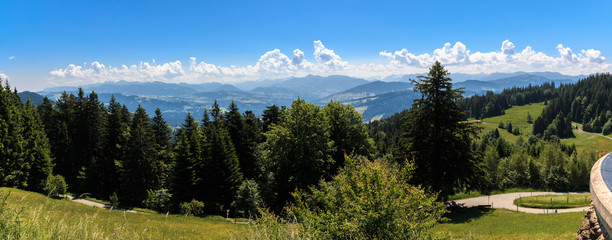 Panorama vom Aussichtspunkt am Pfänder in Bregenz auf die Gebiergskette der Allgäuer Alpen,...