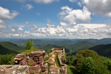 Die Wegelnburg mit Blick in den Pf&auml;lzer Wald