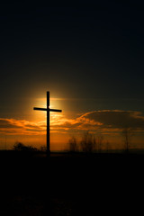 Sonne hinter Kreuz