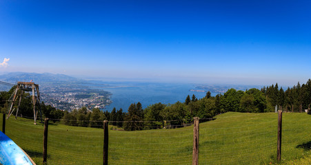 Aussicht vom Pfänder Aussichtspunkt auf die Pfänderbahn und den Bodensee in Österreich