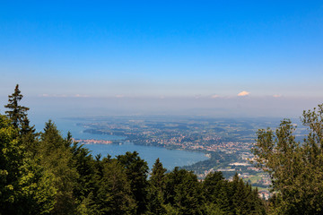 Fototapeta premium Wandern am Pfänder Berg am Bodensee in Bregenz mit Ausblick auf den Bodensee, Österreich