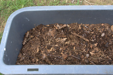 bac de compost de feuilles et de branchages