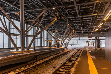 Obraz premium Empty railway and platform covered with white snow