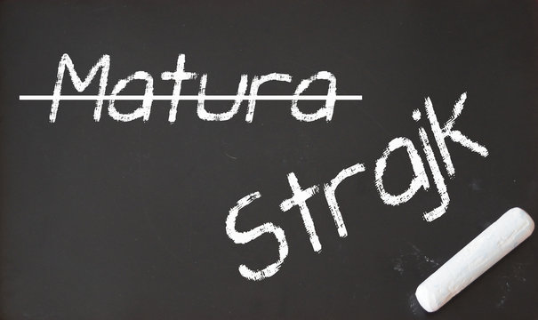 Strajk. Napis kredą na szkolnej tablicy.