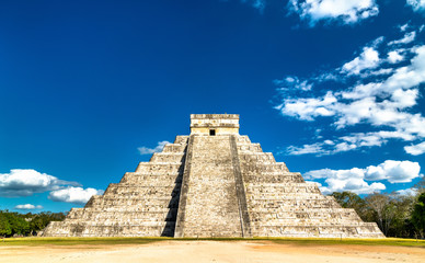 Fototapeta na wymiar El Castillo or Kukulkan, main pyramid at Chichen Itza in Mexico