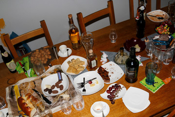 Reste vom Essen und leere Gläser, am gedeckten Tisch, am Morgen nach der Party