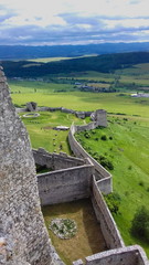 Mur zamku średniowiecznego i wiosenna okolica 