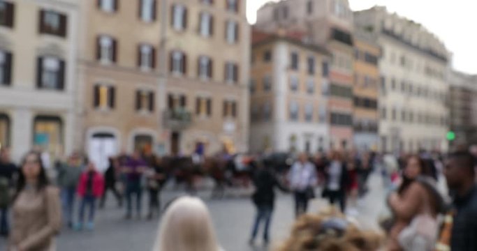 Turisti che camminano in Piazza di Spagna a Roma