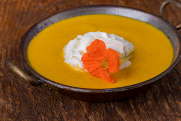 Nahaufnahme von Kürbissuppe auf Holz