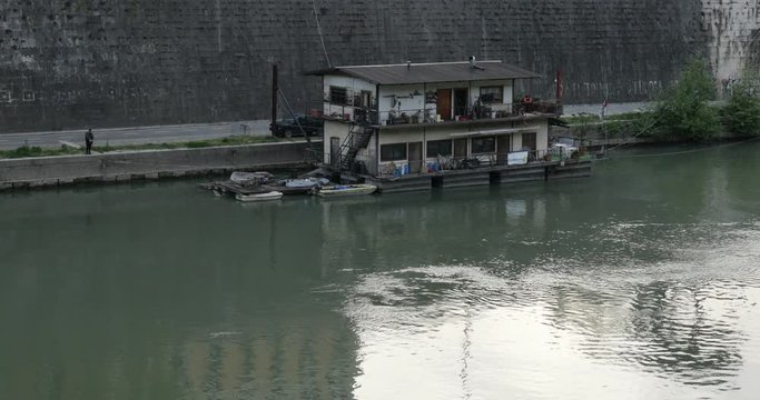Barconi sul fiume Tevere a Roma	