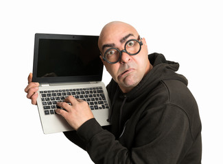 Retrato de hombre con computadora