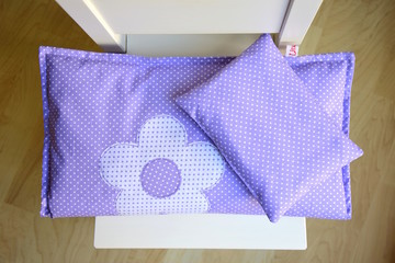 Kinderzimmer - Mädchenzimmer - Details mit lila Kissen