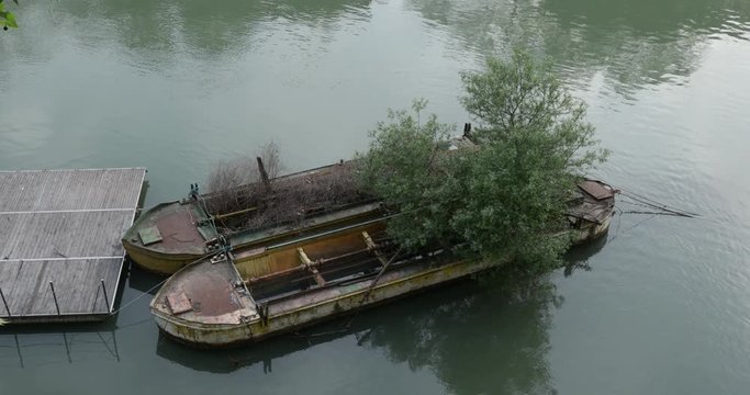 Barconi sul fiume Tevere a Roma	