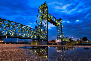 Obraz premium Railway bridge in blue hour