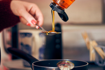Making honeycomb at home - its messy