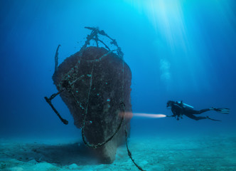 Weibliche Scuba Taucherin erforscht ein versunkenes Wrack auf dem Grund des Indischen Ozeans, Malediven