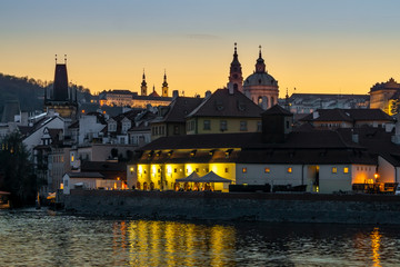 Prag zur blauen Stunde