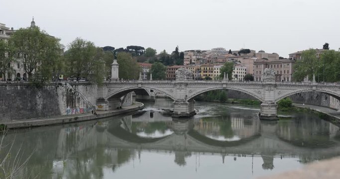 Barconi sul fiume Tevere a Roma	