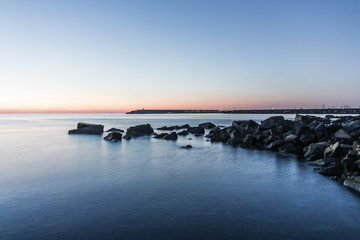 Fototapeta na wymiar Alba colorata vista dalla spiaggia di Riposto