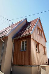 Modernisiertes Haus mit Holzfassade und Anbau