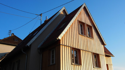 Modernisiertes Haus mit Holzfassade, Anbau
