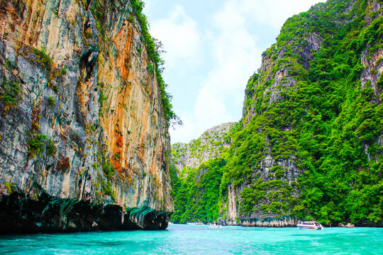 Paisaje de las islas Phi Phi en Tailandia. Playas de aguas cristalinas y montañas cubiertas de vegetación.