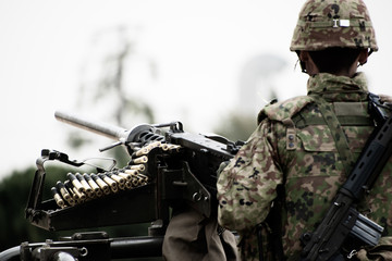 機関銃と自衛官