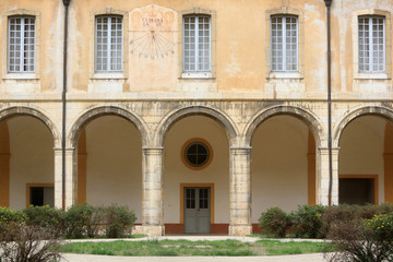 Fototapeta na wymiar Cloître. Abbaye de Cluny. Fondée en 909 ou 910. / Closter. Cluny Abbey. Cluny was founded in 910. 
