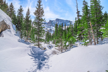 Obraz na płótnie Canvas Beautiful Spring Hike to Blacks Lake in Rocky Mountain National Park in Colorado