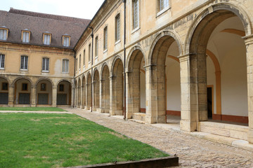 Obraz premium Cloître. Abbaye de Cluny. Fondée en 909 ou 910. / Closter. Cluny Abbey. Cluny was founded in 910. 
