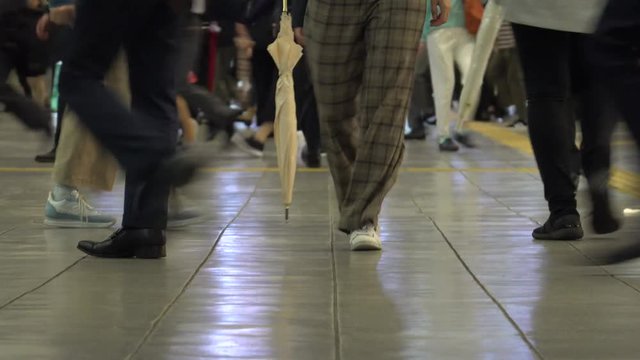 駅構内を歩く人々