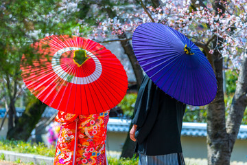 京都・和傘をさす男女