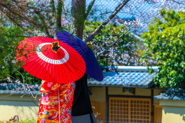 京都・和傘をさす男女