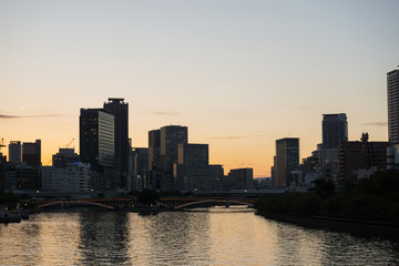 Fototapeta premium 夕暮れの中之島