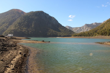 Lago entre montañas