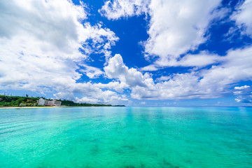 Fototapeta na wymiar 沖縄の海とリゾートホテル