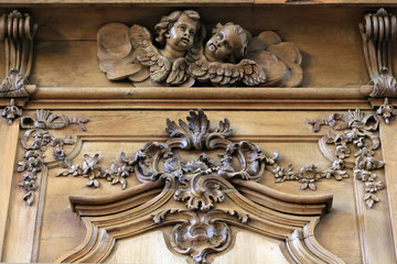 Angelots. Détails de la corniche des stalles. Eglise Saint-Bruno-les-Chartreux. Lyon. / Cherubs. Details of the cornice of the stalls. St. Bruno les Chartreux's church. Lyon.