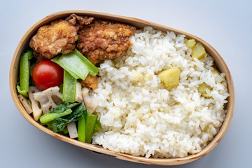 曲げわっぱ 弁当箱 唐揚げ 芋飯 ミニトマト 小松菜 レンコン