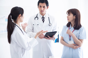 Fototapeta premium 医師と看護師が打ち合わせをしている様子