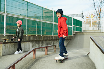 Fototapeta na wymiar 子供　スケートボード　スケートパーク
