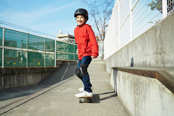 子供　スケートボード　スケートパーク © One