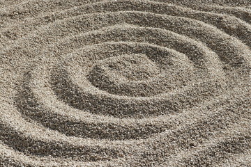 wunderschöne Sandkreise in einem Zen-Garten als Hintergrund für Meditation, Wellness oder Massage