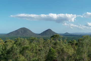 Obraz premium Aussicht auf die Glass House Mountains in Australien