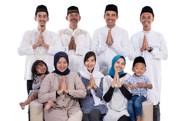 Obraz premium asian muslim family eid mubarak ramadan kareem celebration isolated over white background