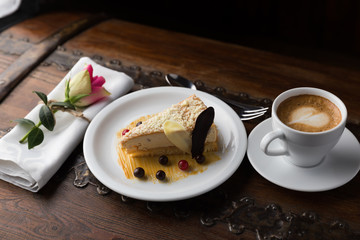  Różneciastka i torciki jako przystawki podane na talerzu prezentowane na pokazach kulinarnych