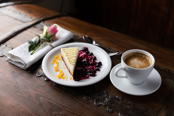  Różneciastka i torciki jako przystawki podane na talerzu prezentowane na pokazach kulinarnych