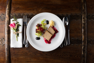 Dania obiadowe i różne przystawki na talerzu prezentowane na pokazach kulinarnych